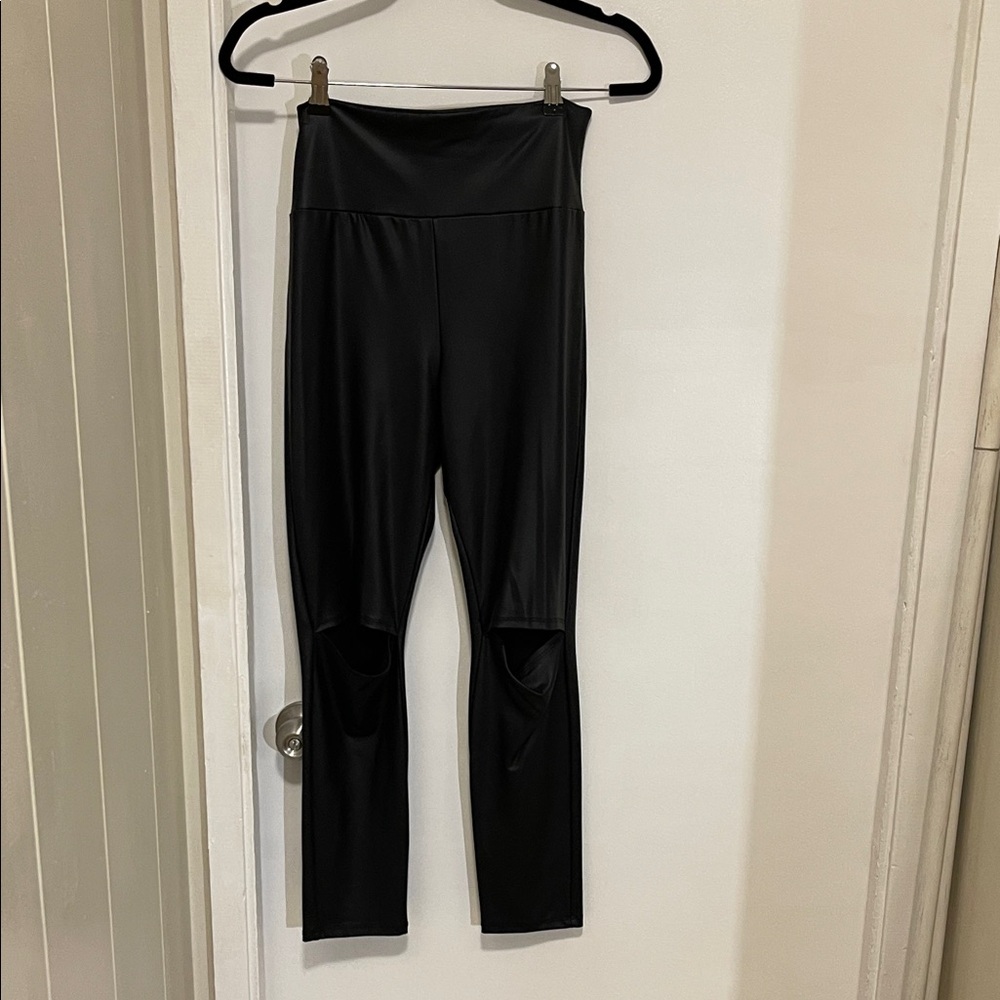 Fashionomics Black High-Waist Leggings with Knee Cutouts Detail